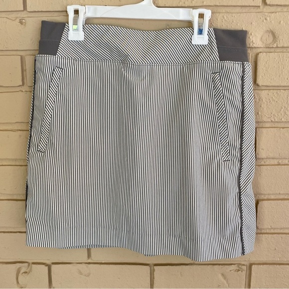 Athleta Brooklyn Women Skirt Skort Size 6 Striped Stretch Gray White Zip Pockets - Picture 1 of 9